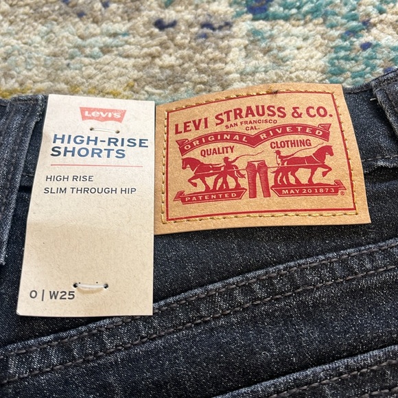 LEVIS STRETCHY HIGH RISE SHORTS - Picture 4 of 5
